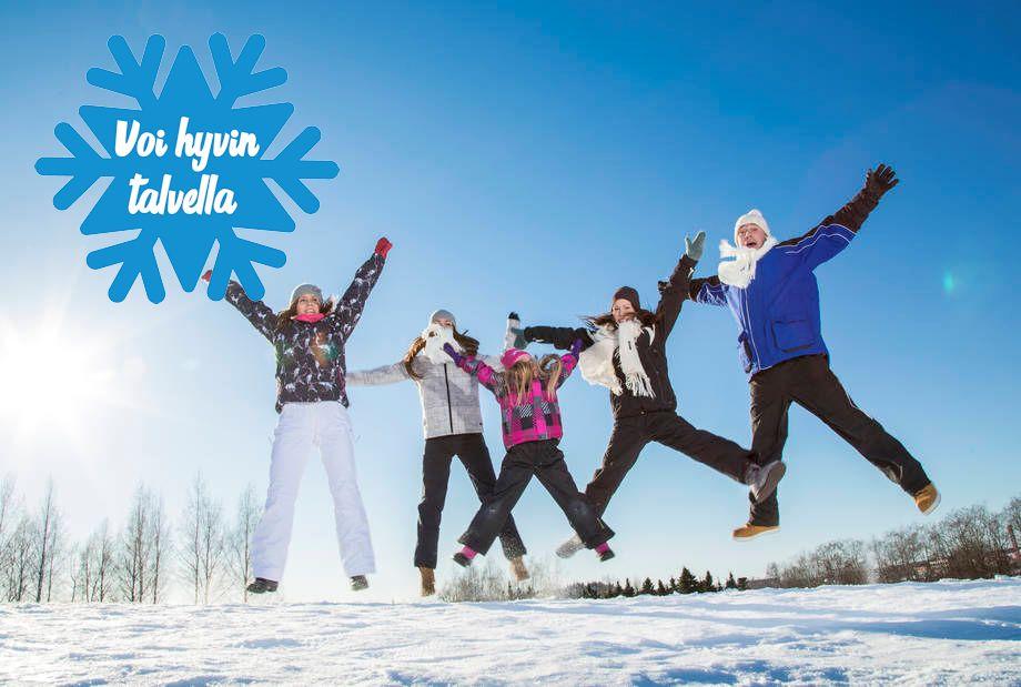 Hyppiviä ihmisiä talvella.